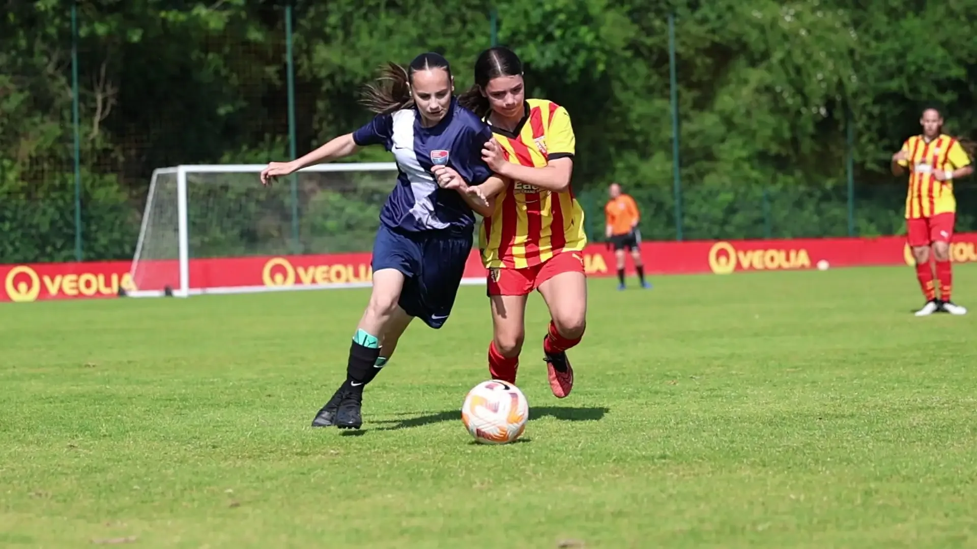 Dos jugadoras disputando el balón durante una sesión